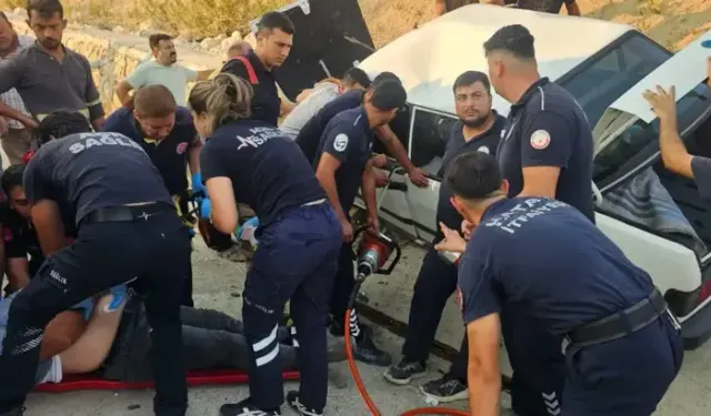Kazada Otomobilde Sıkışanları İtfaiye Kurtardı