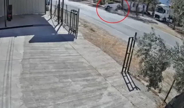 Kaldırıma Çarpıp Ters Dönen Otomobildeki Baba Oğul Yaralandı