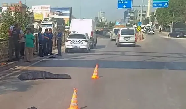 Yaya Üst Geçidinden Caddeye Düştü, Minibüs Çarpınca Hayatını Kaybetti