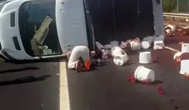 Adana’da Salça Yüklü Kamyonet Devrildi