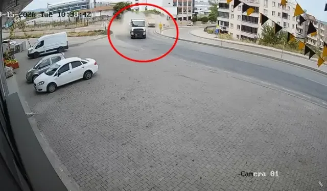Hafriyat Kamyonu Karşı Yöne Geçip Kamyon İle İstinat Duvarına Çarptı; Kaza Kamerada