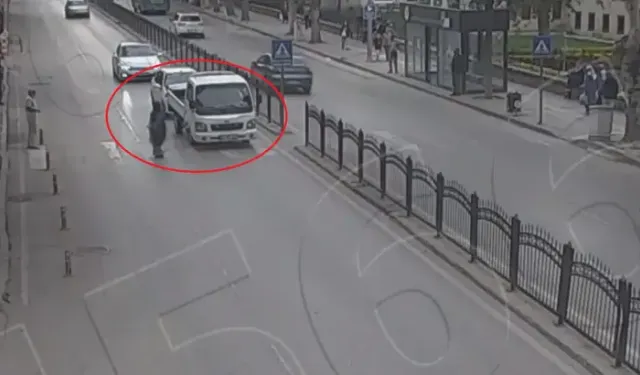 Yaya Geçidinde Duran Kamyonete Otomobilin Çarptığı Kaza Kamerada