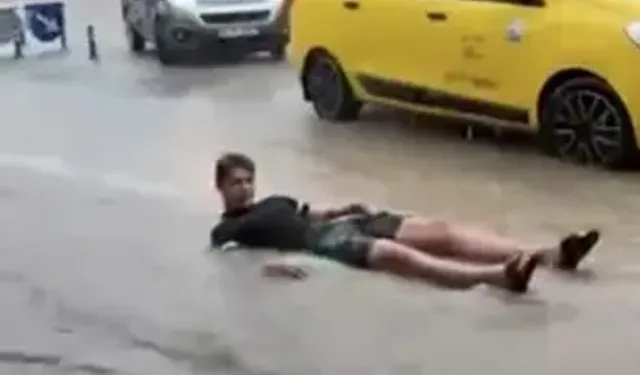 Şişme Yataklarla Sel Sularında Yüzdüler
