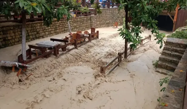 Hatay'da Şiddetli Sağanak Nedeniyle Dereler Taştı
