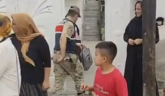 Ev Sahibini Bıçaklayıp Sandalyeye Bağladılar, Gasbettikleri Altınlarla Kaçtılar