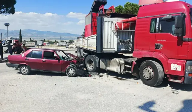TIR'ın Yakıt Deposuna Çarpan Otomobilde İki Yaralı
