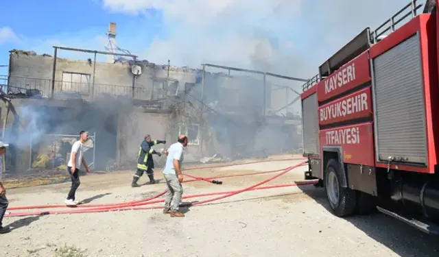 Kayseri'de 2 Katlı Ev Yandı