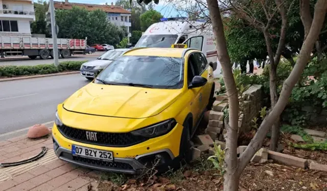 Taksi İle Ticari Araç Çarpıştı