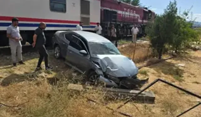 Tren, Hemzemin Geçitte Otomobile Çarptı: 1 Yaralı