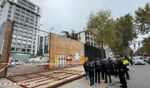 Kadıköy'de İnşaatın Dış Koruma Kaplaması Yayaların Üzerine Devrildi: 2 Yaralı
