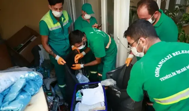 Kötü Koku Yayılan Evden 2 Kamyon Çöp Çıktı