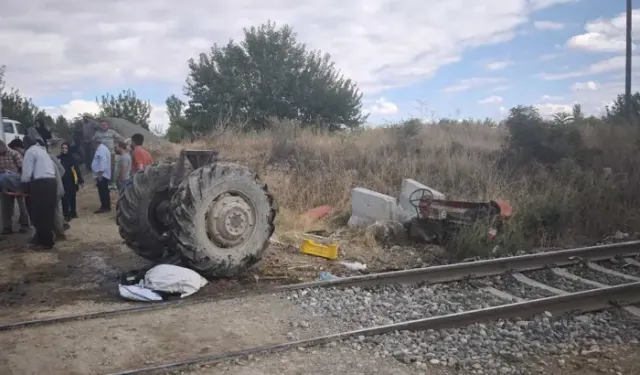 Yük Treni, Traktöre Çarptı; İşitme Engelli Sürücü Yaralandı