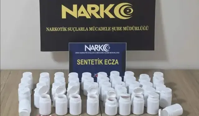 Otomobilde 3 Bin 64 Uyuşturucu Hap Ele Geçirildi: 2 Tutuklama