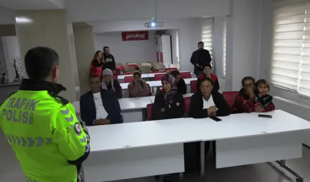 Atık Toplayıcılarına Kızılay’dan Trafik Eğitimi