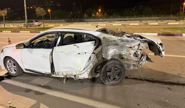 Niksar Bulvarı’nda Tehlikeli Manevra: Karşı Şeride Geçen Araç Başka Otomobille Çarpıştı