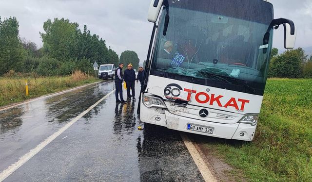 Tokat-Almus Yolunda Trafik Kazası: Otobüs Kamyonete Çarptı, 2 Kişi Yaralandı