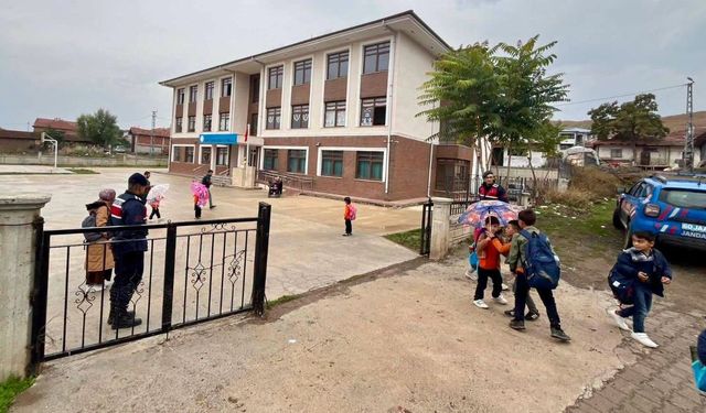 Tokat İl Jandarma Komutanlığı’ndan Okullarda Sıkı Güvenlik Ve Denetim Mesaisi