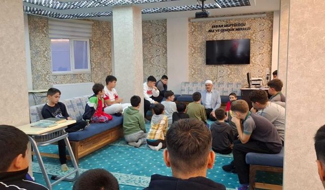 Erbaa İlçe Müftüsü Bekir Ertürk Yeni Cami Aile Ve Gençlik Merkezi’nde Öğrencilerle Buluştu