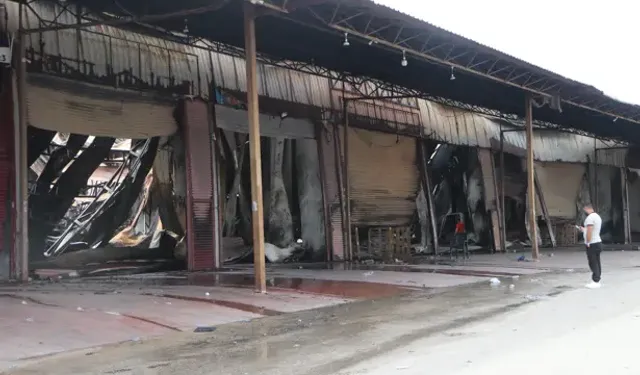 Sebze Halinde 22 İş Yerinin Zarar Gördüğü Yangındaki Hasar Görüntülendi