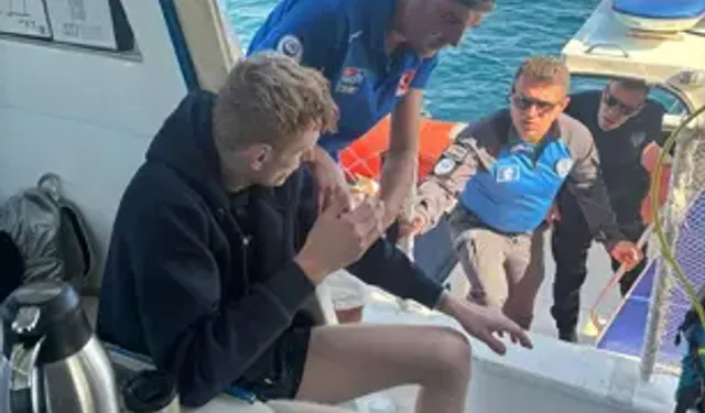 Boğulma Tehlikesi Geçiren Turisti Deniz Polisi Kurtardı