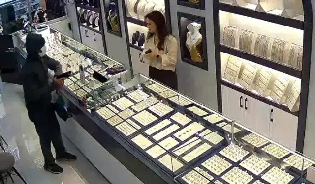 Oyuncak Tabancayla Kuyumcuyu Soymaya Kalktı, Alarma Basılınca Kaçtı