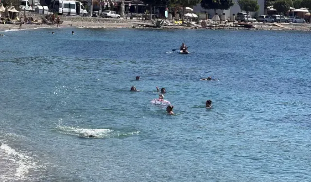 Bodrum'da Ekim Ayında Turistlerin Deniz Keyfi
