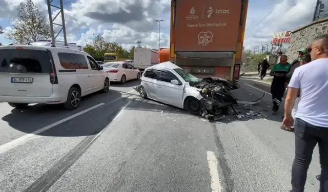 Arnavutköy'de 3 Aracın Karıştığı Kazada Otomobil Kullanılamaz Hale Geldi: 1 Yaralı