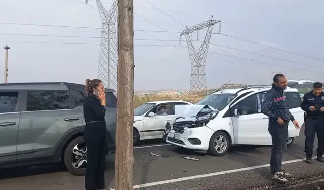 Diyarbakır’da Hafif Ticari Araç İle Otomobil Çarpıştı: 2 Yaralı