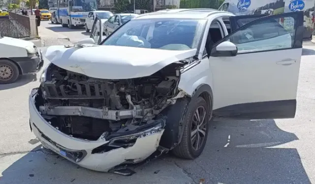 Amasya’da İki Otomobil Çarpıştı: 2 Yaralı