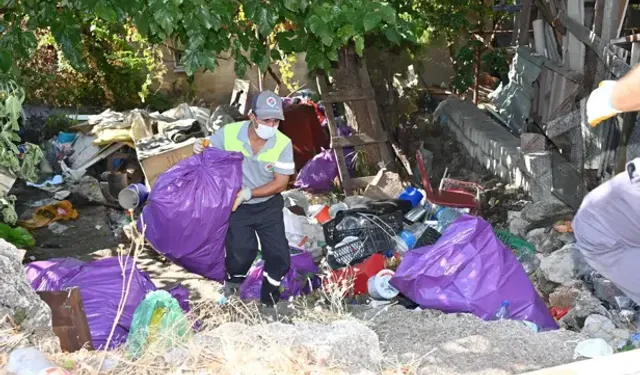 Kepez’de Evden 6 Kamyon Çöp Çıktı