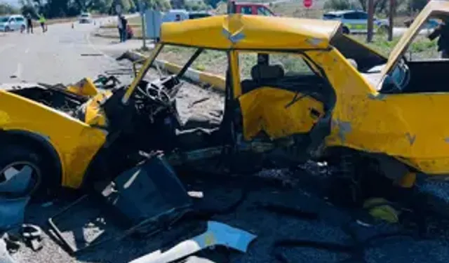 Minibüsle Otomobil Çarpıştı: 3 Ölü, 1 Yaralı