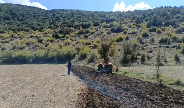Tarla Sürdüğü Traktörün Altında Kalıp Yaralandı