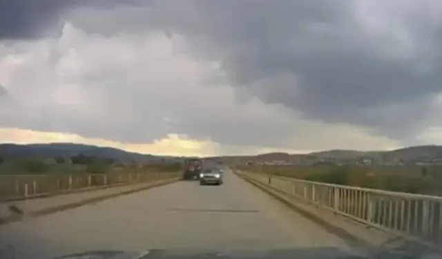 Hatalı Sollama Yapan Sürücünün Kazadan Kıl Payı Kurtulduğu Anlar Kamerada