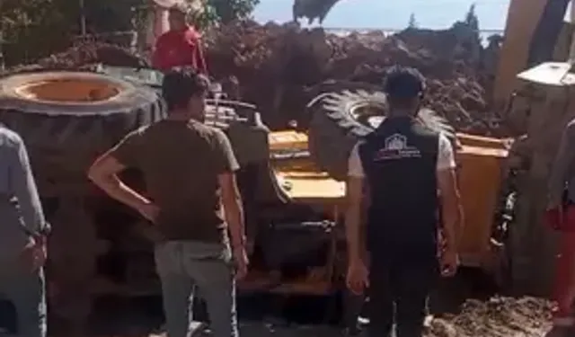 İş Makinesi Çalışma Sırasında Çukura Düştü