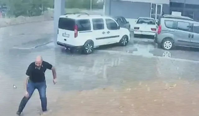 Su Birikintisinde Mahsur Kalan Civcivin Kurtarılma Anı Kamerada