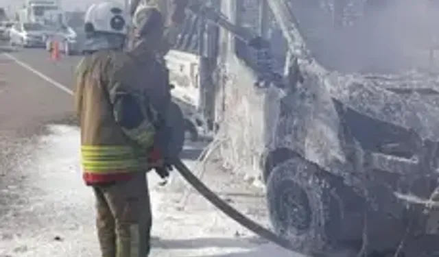 Seyir Halindeki Kamyonet Yandı