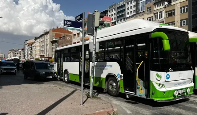 Akrabasını Bıçakladı, Kaçarken Aracıyla Özel Halk Otobüsüne Çarptı
