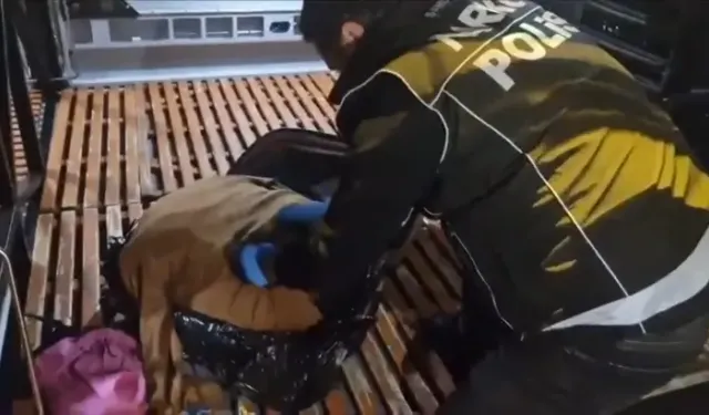 Valizdeki Kazağın İçine Gizlenmiş 15 Bin Uyuşturucu Hap Ele Geçirildi