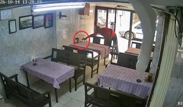 Şarja Takılı Cep Telefonunu Çaldı, O Anlar Kamerada