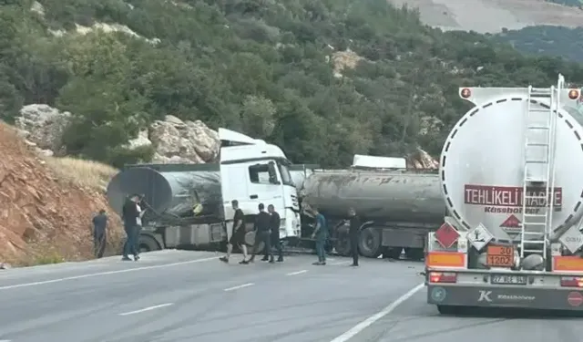 Tankerler Çarpıştı; Tonlarca Akaryakıt Yola Döküldü