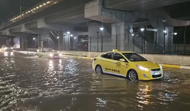 Adana'da Sağanak; Yollar Göle Döndüg