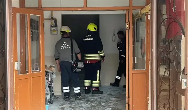 Apartmanın Girişindeki Elektrik Panosunda Çıkan Yangın Söndürüldü