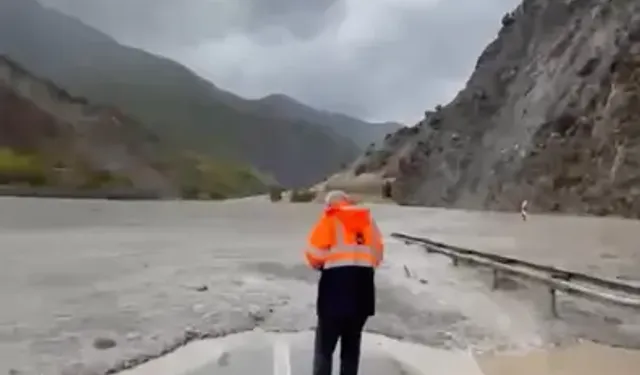 Erzincan’da Sağanak Sele Neden Oldu; Erzurum Kara Yolu Tek Yönlü Ulaşıma Kapatıldı