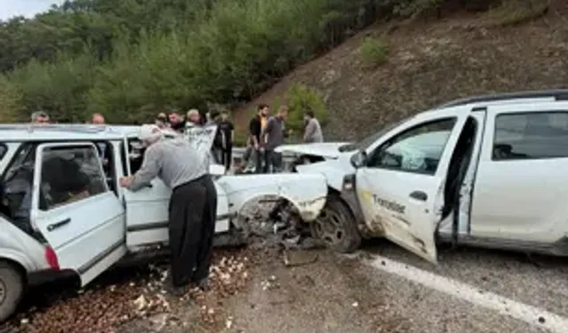 Hafif Ticari Araç İle Otomobil Çarpıştı: 1'i Ağır, 3 Yaralı