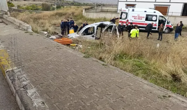 Hafif Ticari Araç Şarampole Devrildi: 3’ü Ağır, 5 Yaralı