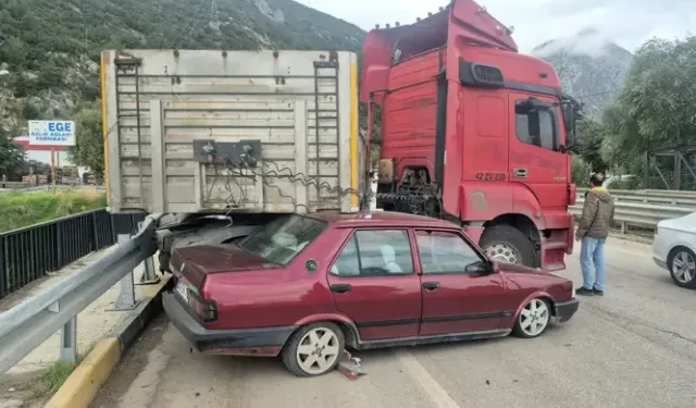 TIR İle Otomobil Çarpıştı
