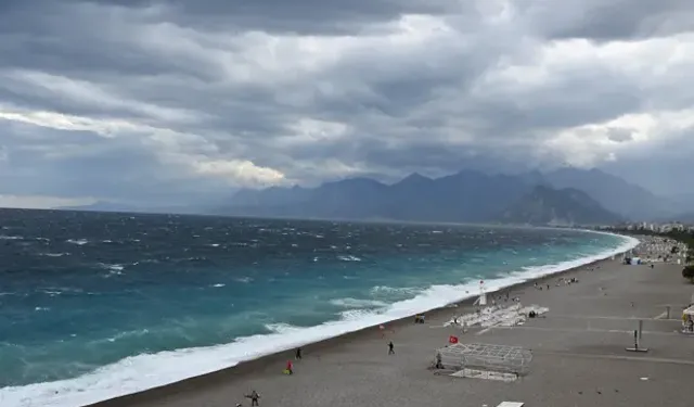 Antalya'da Kuvvetli Rüzgar Ve Sağanak Etkili Oldu