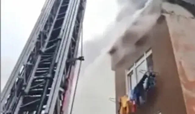 Fatih'te 3 Katlı Binanın Terasında Yangın; Alevler Bitişikteki Binanın Çatısına Sıçradı