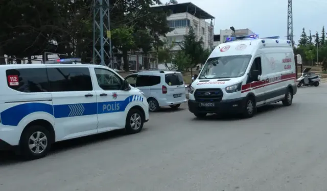 Otomobil İle Çarpışan Motosikletteki 2 Kişi Yaralandı