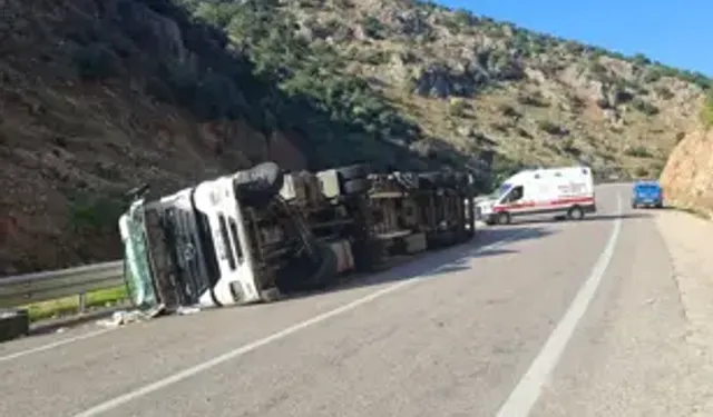 Kilis'te Devrilen TIR'ın Sürücüsü Yaralandı